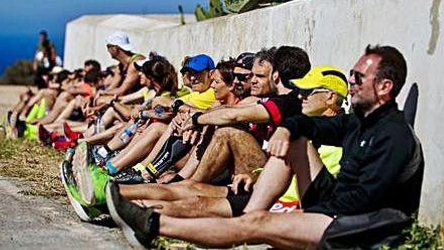 Un grupo de corredores aguardan sentados la salida de la &#039;Mitja&#039; de Formentera el año pasado.