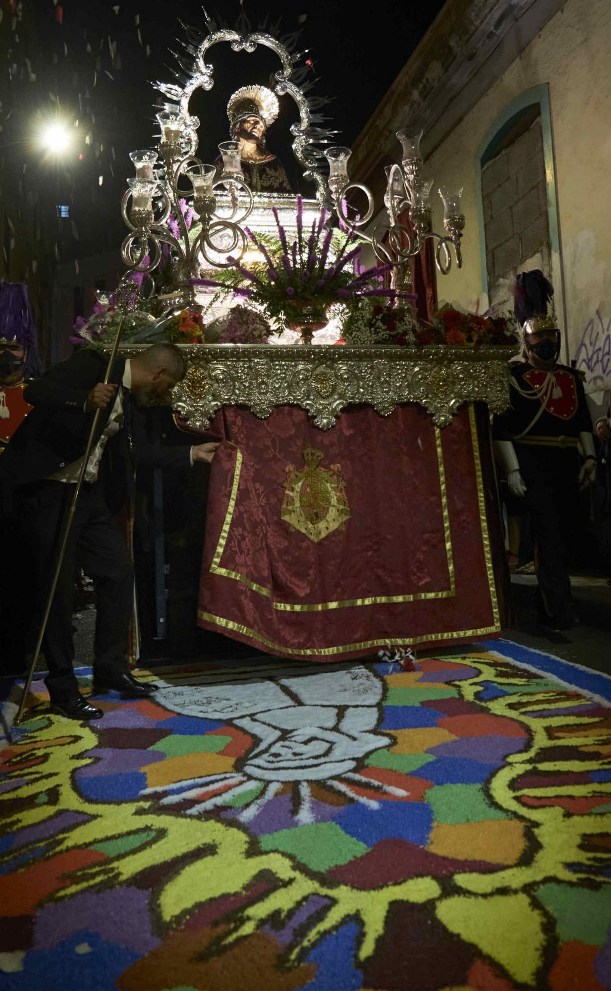 Martes Santo, el día que llueven pétalos de rosas en Santa Cruz