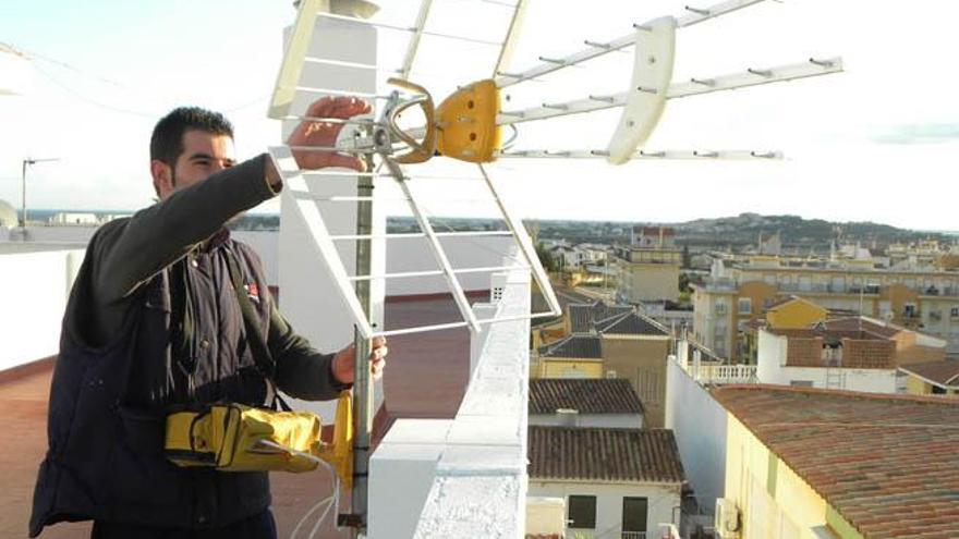 Un instalador junto a una antena de TDT en Málaga.