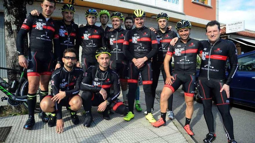 Foto de familia de alguno de los participantes en el pelotón de Papá Noel organizado en Meaño. // Iñaki Abella