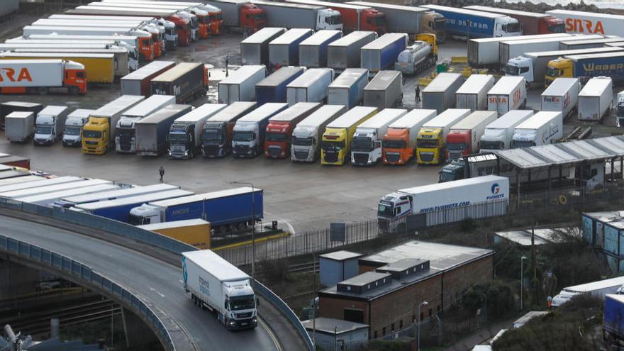 Camiones estacionados cerca del puerto de Dover.