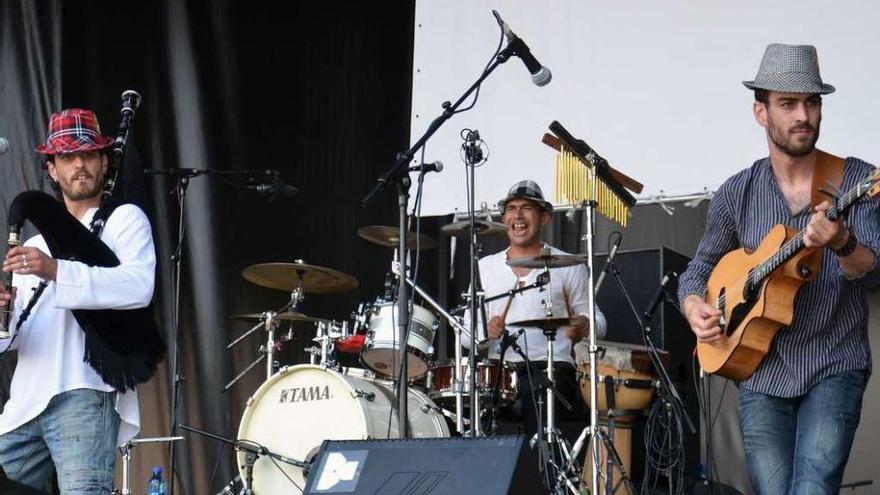 Álvaro y Suso Costas, flanqueando al bateria durante un concierto.