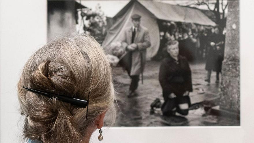 Visitantes en la exposición 
y obras del fotógrafo forcaricense.