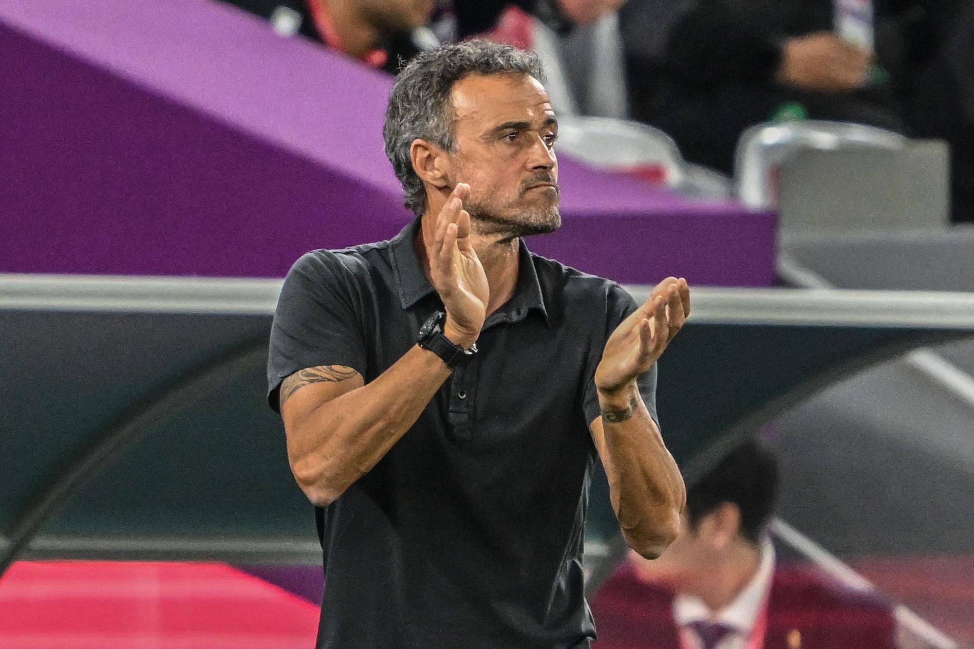 06 December 2022, Qatar, Al-Rayyan: Spain coach Luis Enrique applauds during the FIFA World Cup Qatar 2022 Round of 16 soccer match between Morocco and Spain at the Education City Stadium. Photo: Robert Michael/dpa