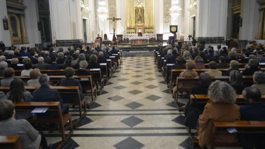 Los asistentes escuchan con atención las palabras del pregonero en su intervención en el templo de Belén de Crevillent.