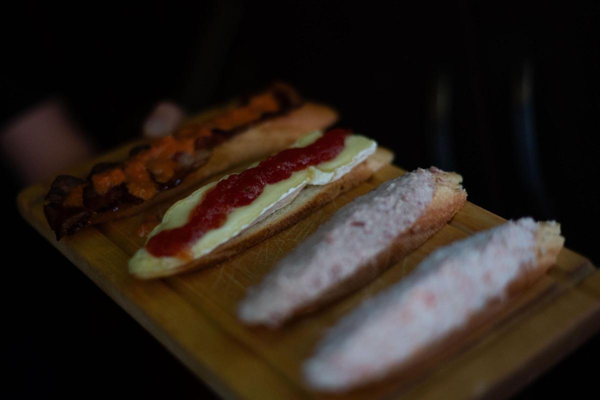 En imágenes | Casa Dominó, el bar de Zaragoza que dio origen a la tapa aragonesa más famosa: "La receta solo la sabe la familia"