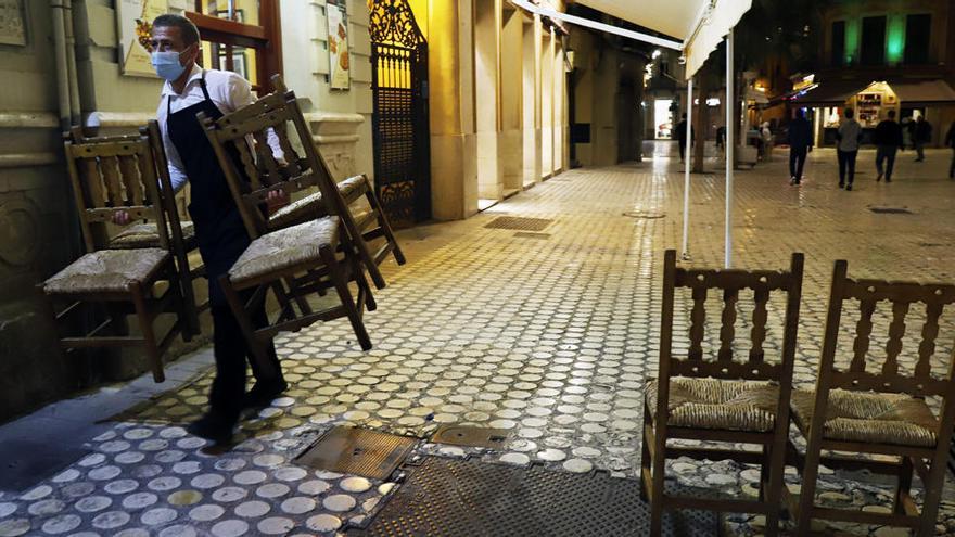 Recogida de terrazas en el centro de Málaga.