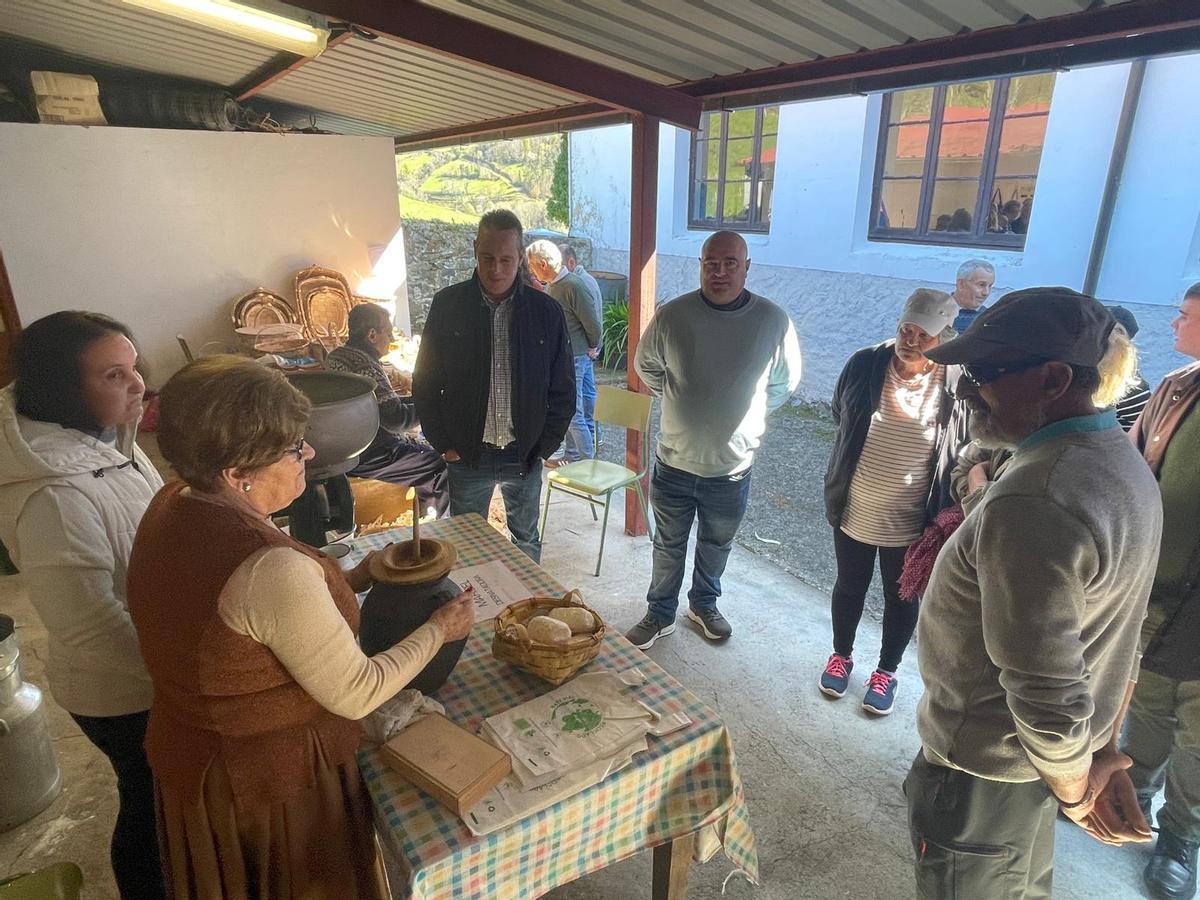 En imágenes: El Valle de Paredes celebra su feria de oficios y costumbres con un día veraniego