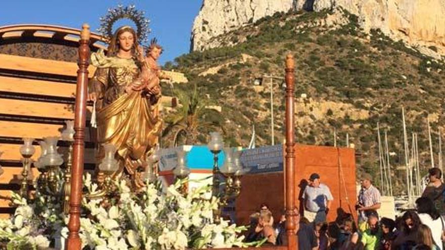 Desfile por los alrededores de la  Lonja al estar los barcos de luto