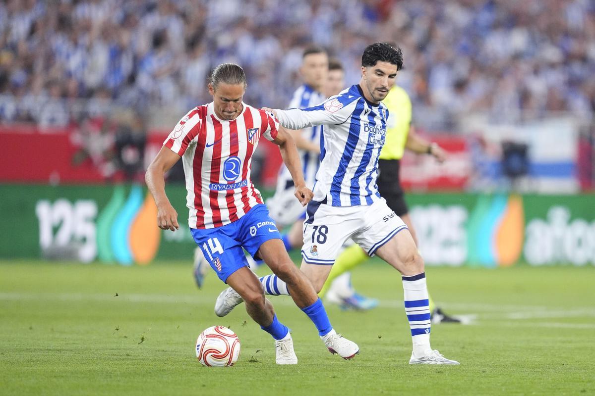 Marcos Llorente of Atletico de Madrid and Carlos Soler of Real Sociedad in action during the Spanish Cup, Copa del Rey, Final match played between Atletico de Madrid and Real Sociedad at La Cartuja stadium on April 18, 2026 in Sevilla, Spain. AFP7 18/04/2026 ONLY FOR USE IN SPAIN. Joaquin Corchero / AFP7 / Europa Press;2026;SOCCER;SPAIN;SPORT;ZSOCCER;ZSPORT;Atletico de Madrid v Real Sociedad - Copa del Rey 2026 - Final