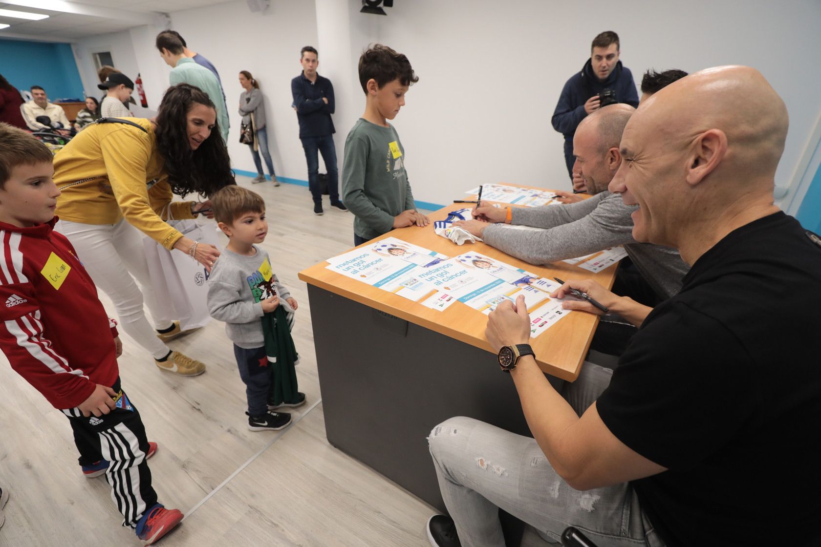 Láinez, Movilla y Paredes, con los niños de Aspanoa