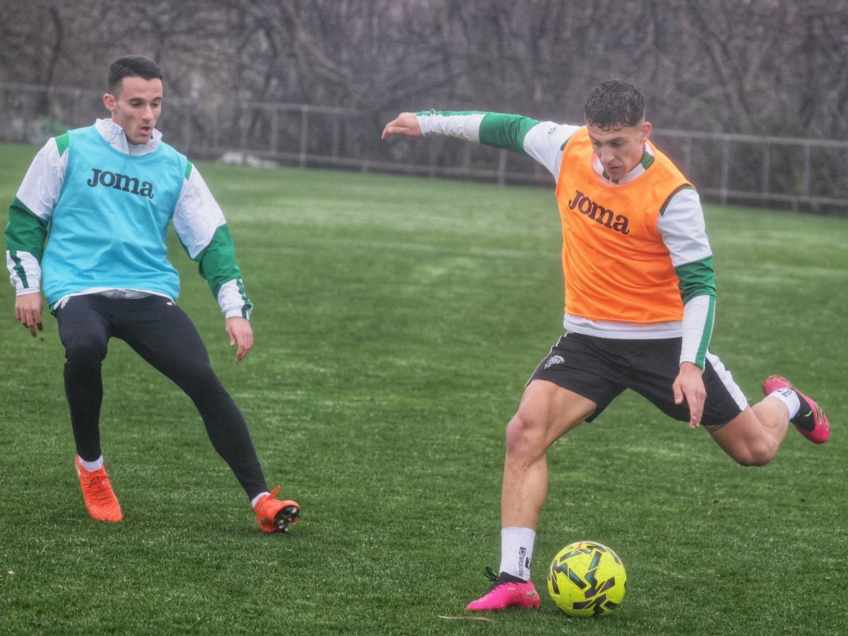 Juan María Alcedo realiza un golpeo de balón en una sesión de trabajo.