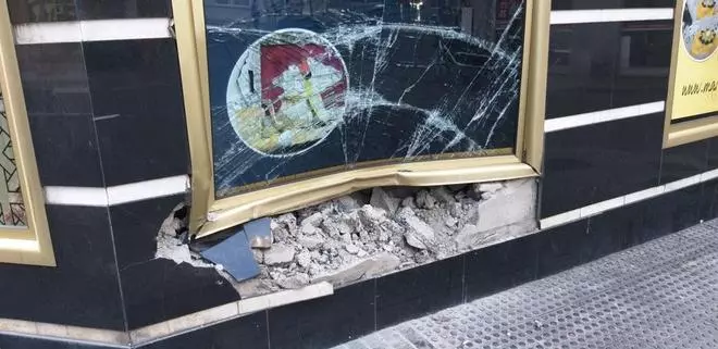 Así quedó el restaurante contra el que se empotró un coche en Juan Manuel Durán