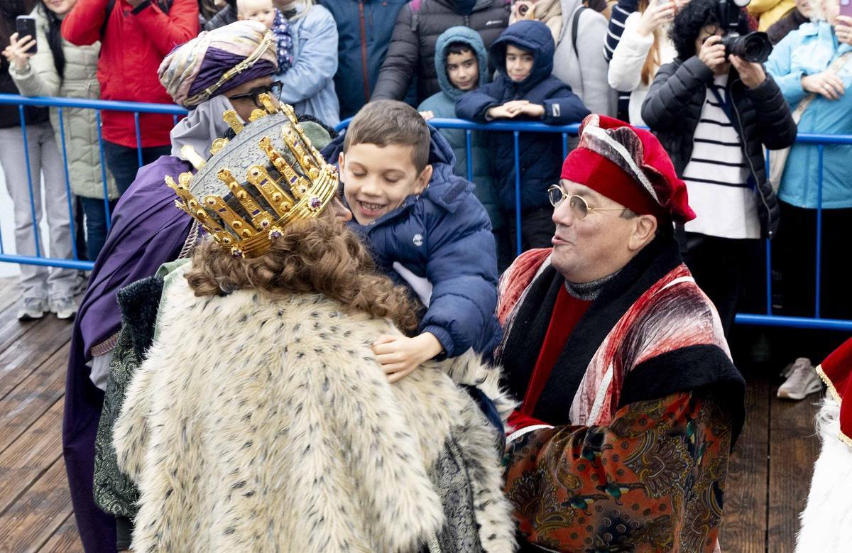 Los Reyes Magos llegan al puerto de Alicante en una tarde marcada por el frío y la lluvia