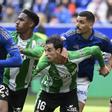 Jugadores del Real Oviedo y el Real Betis pugnan por el balón en un centro lateral.EFE/Eloy Alonso. (OVIEDO) (BETIS)