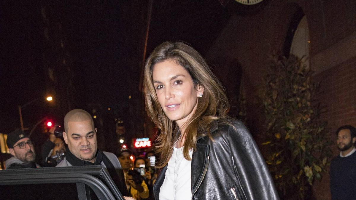 Cindy Crawford en Nueva York con pantalón de corchetes