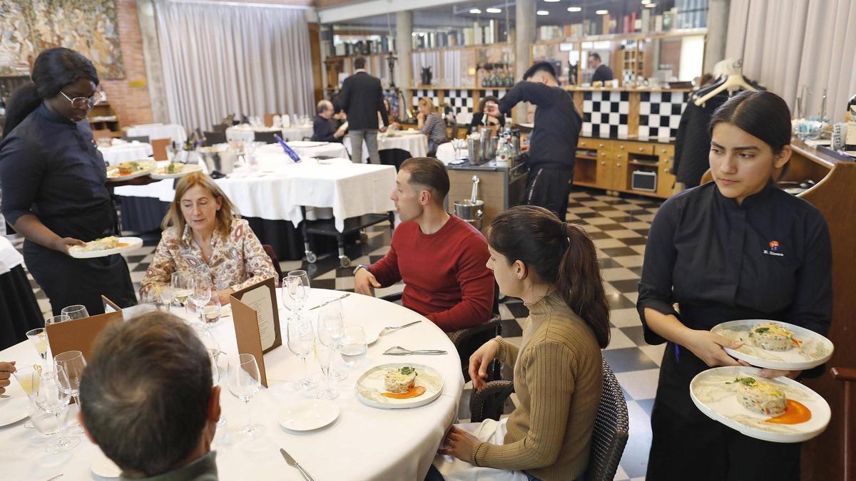 Dues estudiants de sala servint els primers comensals.