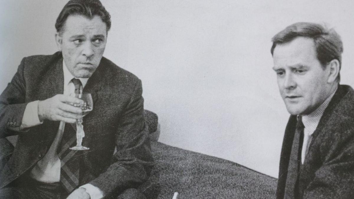 Richard Burton y Le Carré en 1965, en el rodaje de ‘El espía que surgió del frío’, la novela que le sacó del espionaje.