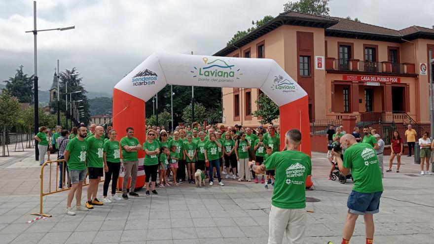 Doscientas personas marchan y escancian sidra en Laviana para combatir la Esclerosis Lateral Amiotrófica