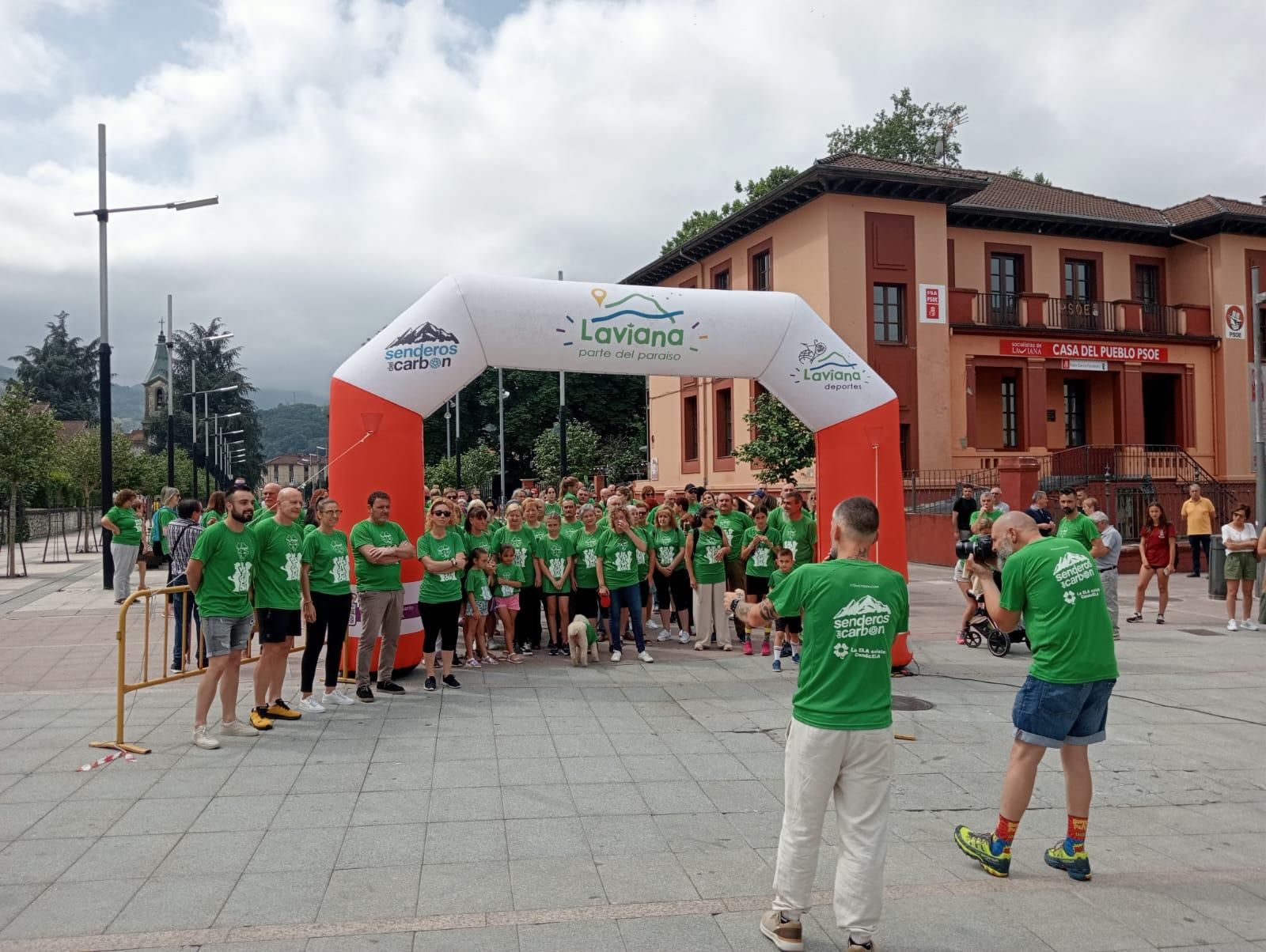 Doscientas personas marchan y escancian en Laviana para combatir la ELA