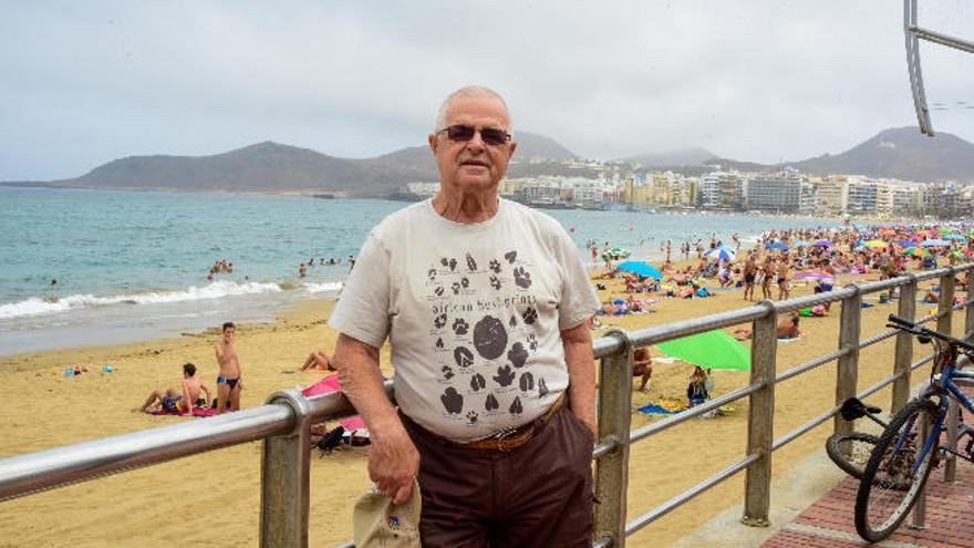 Gervasio Ramos, sombrero en mano, acude cada día a la playa para hablar con sus compañeros de tertulia.