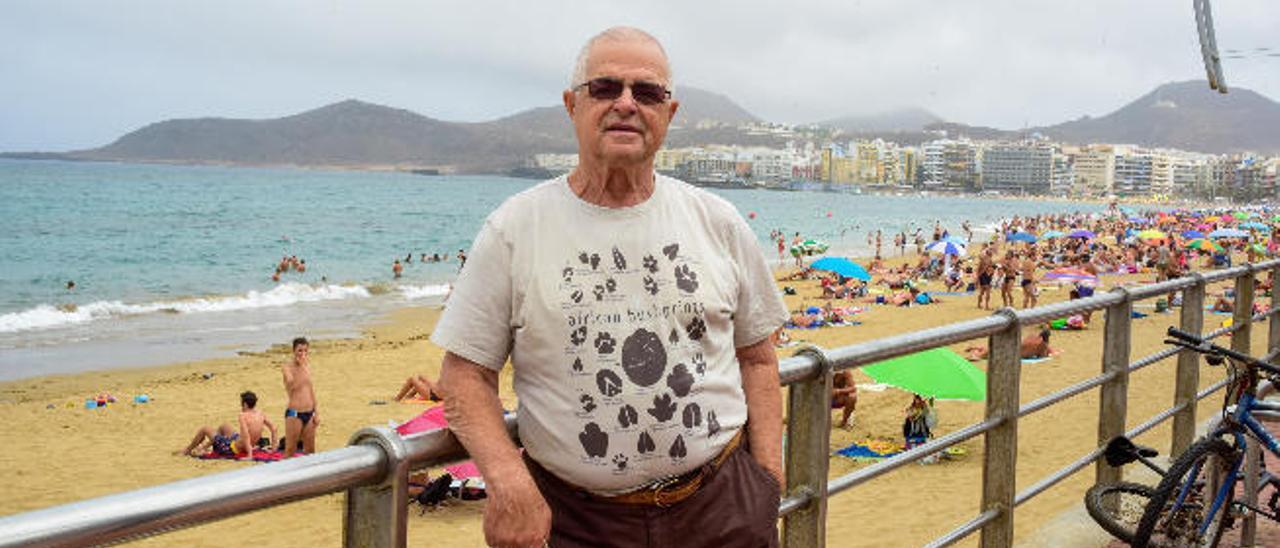 Gervasio Ramos, sombrero en mano, acude cada día a la playa para hablar con sus compañeros de tertulia.