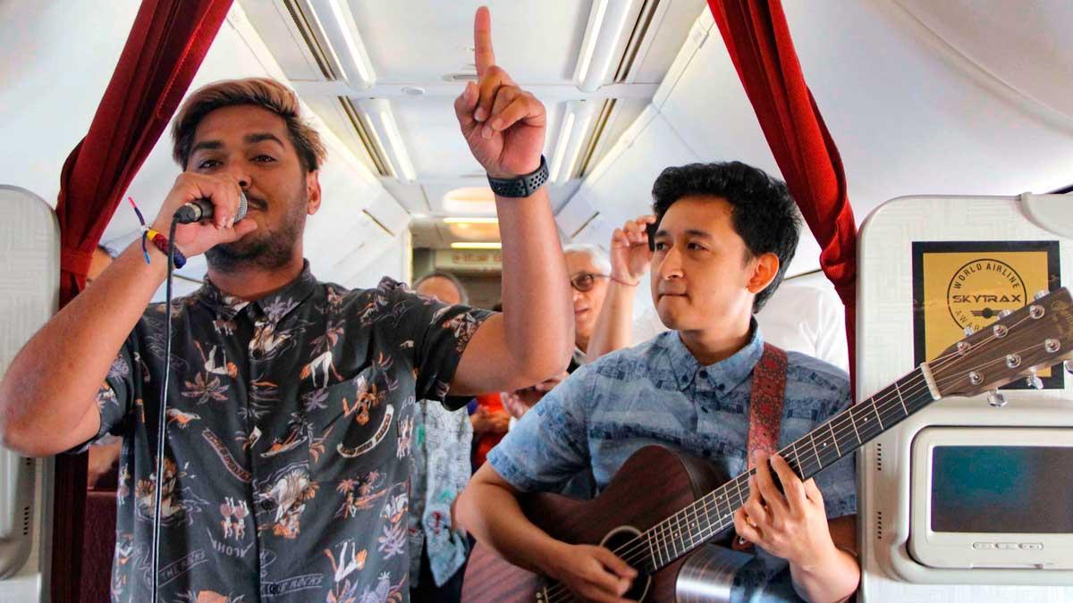 La aerolínea Garuda Indonesia ofrece conciertos en vivo durante sus vuelos.