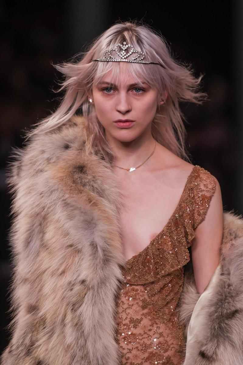 PFW: Saint Laurent Primavera/Verano 2016, corona y estola de pelo