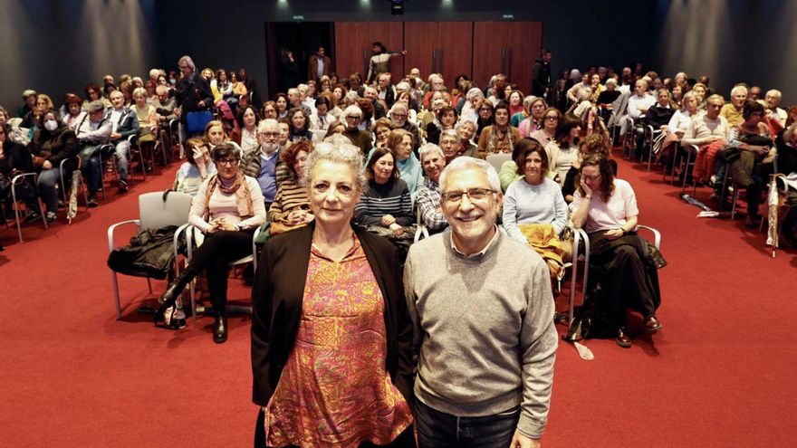 Ángeles Caso y Gaspar Llamazares, en el Club Prensa Asturiana, abarrotado de público. | David Cabo