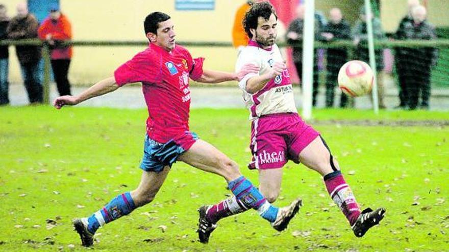 Una acción del partido entre el Condal y el Gijón Industrial.