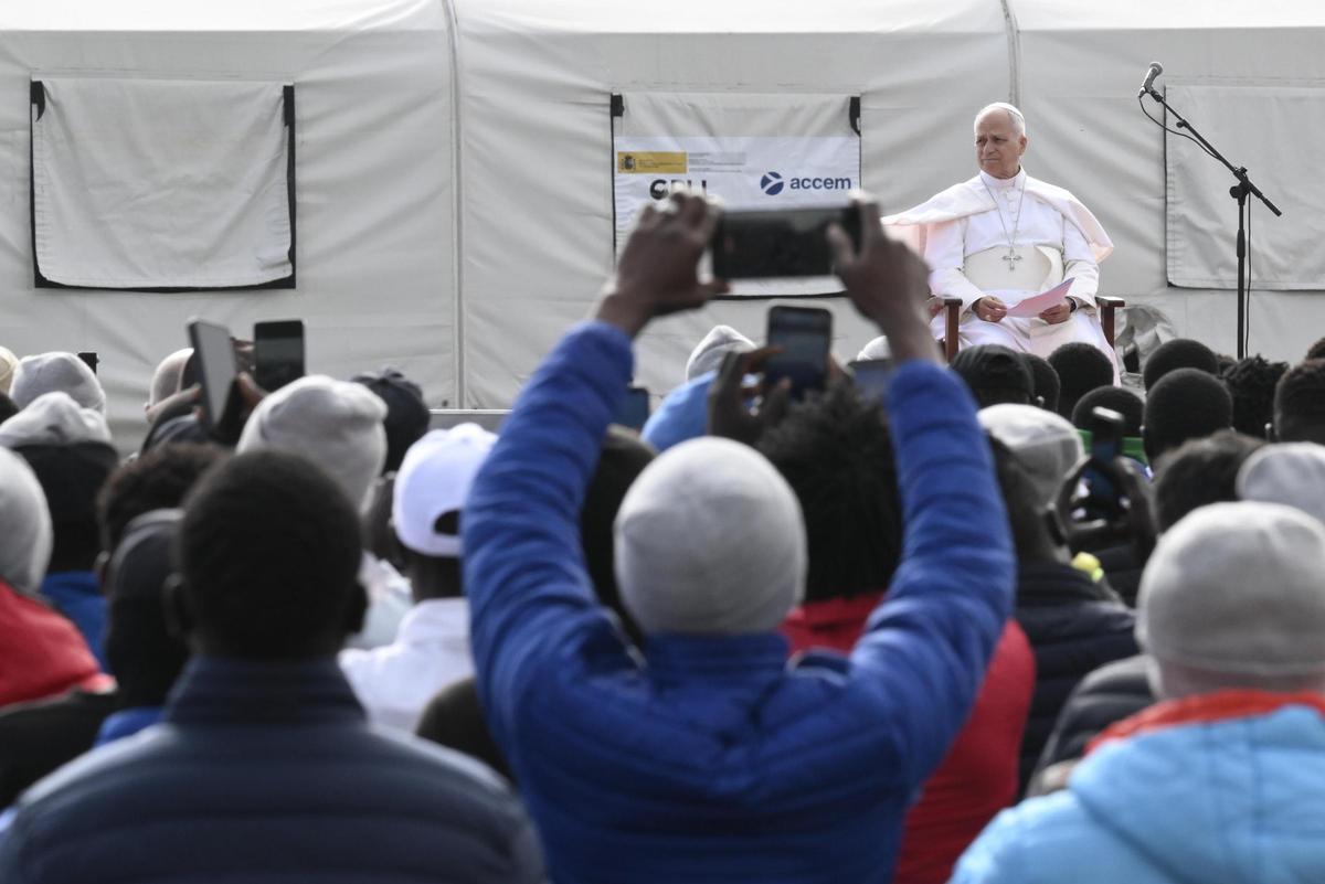 El papa León XIV mantiene un encuentro con migrantes en el centro de Las Raíces.