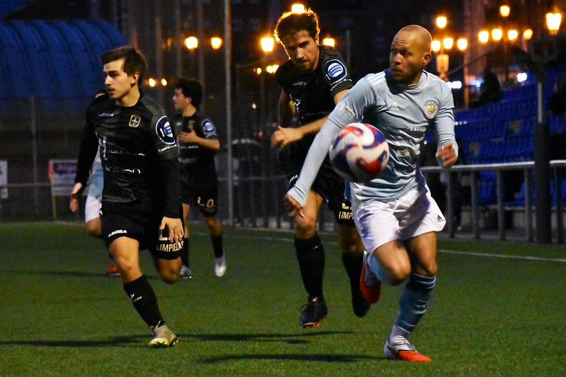 Wuller Jose Fuentes desborda intentando llegar a línea de fondo.
