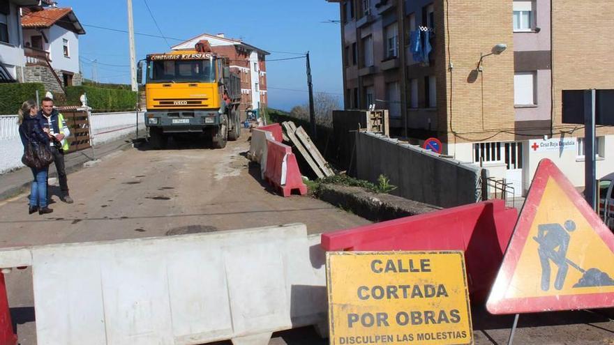 Calle cortada por las obras del cementerio