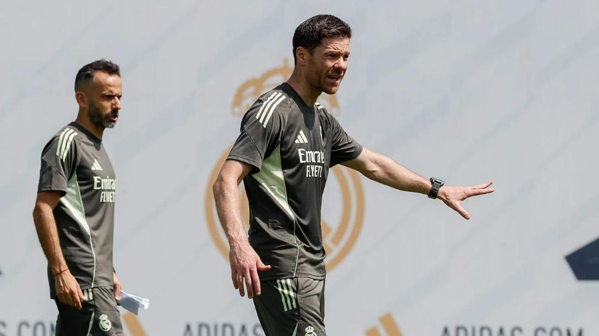 Xabi Alonso, durante su primer entrenamiento en Valdebebas al frente del Real Madrid.