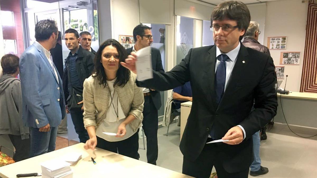 El president Puigdemont y su esposa han votado en Cornellà de Terri.