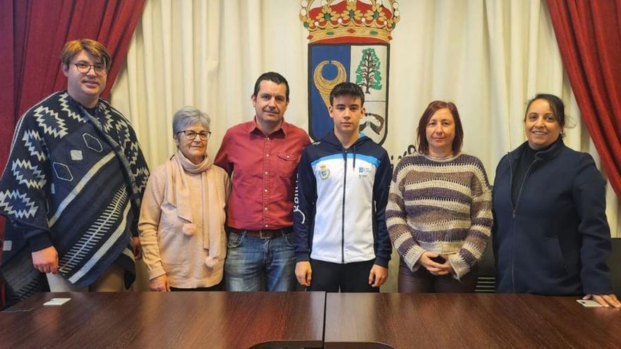 Freixedo, en el centro, durante el acto en la sala de plenos. |  // FDV