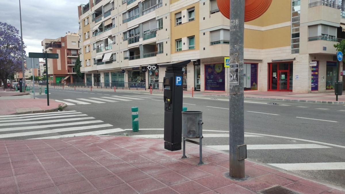 Nuevos parquímetros instalados en la carretera de Churra en Vistalegre.