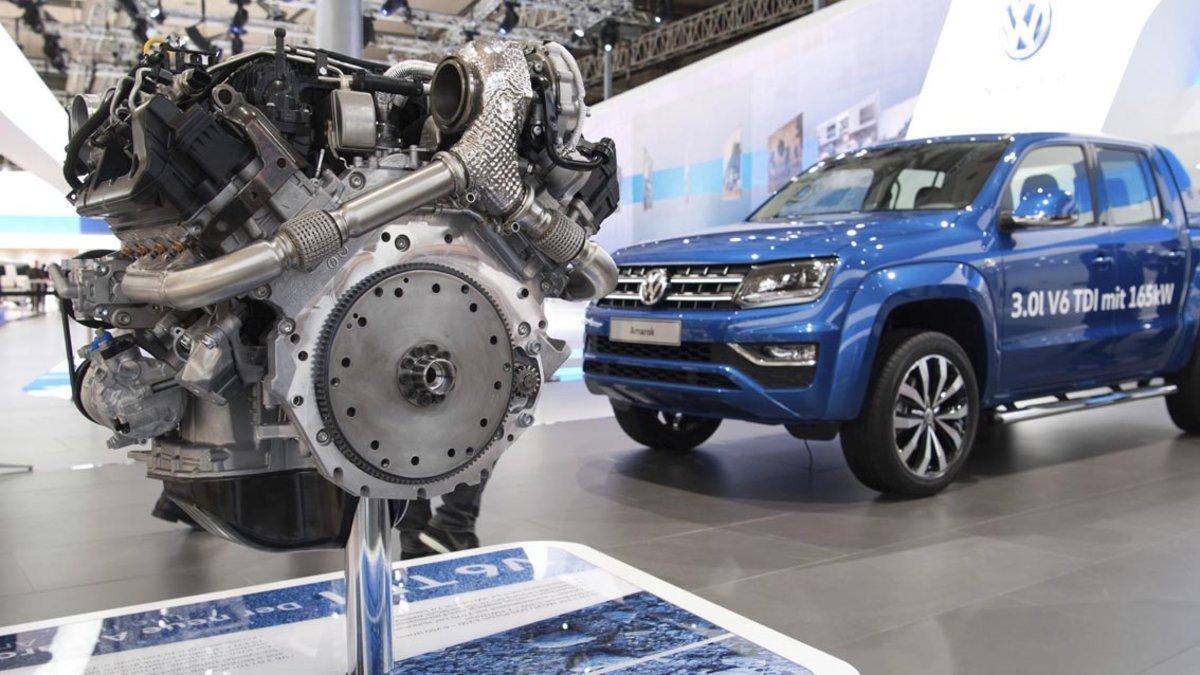 MER10 HANNOVER (ALEMANIA) 21/09/2016.- Un motor diésel V6 TDI de 3 litros y un Volkswagen VW Amarok son expuestos durante la 66 edición de la feria IAA de Vehículos Comerciales en Hannover, Alemania, hoy, 21 de septiembre de 2016. Alrededor de 2.000 expositores de 52 países presentan sus innovaciones tecnológicas o sistemas de conducción autónoma en esta feria, que abre sus puertas desde el 22 al 29 de septiembre. EFE/Julian stratenschulte MER10 HANNOVER (ALEMANIA) 21/09/2016.- Un motor diésel V6 TDI de 3 litros y un Volkswagen VW Amarok son expuestos durante la 66 edición de la feria IAA de Vehículos Comerciales en Hannover, Alemania, hoy, 21 de septiembre de 2016. Alrededor de 2.000 expositores de 52 países presentan sus innovaciones tecnológicas o sistemas de conducción autónoma en esta feria, que abre sus puertas desde el 22 al 29 de septiembre. EFE/Julian stratenschulte