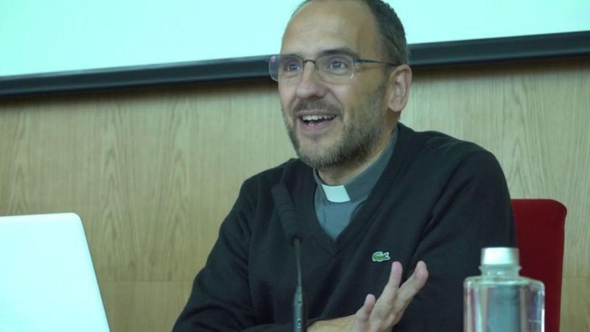 El sacerdote José Gabriel Vera, durante una conferencia.