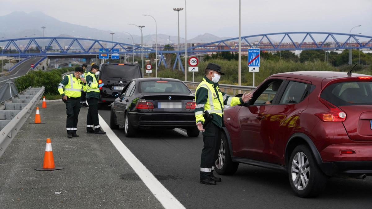 Efectivos de la Guardia Civil de tráfico realizan un control aleatorio en los accesos de Málaga.