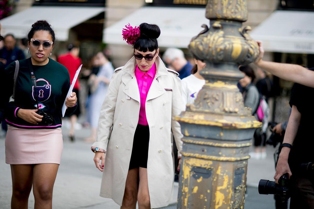 Street Style Alta Costura: flor en el pelo