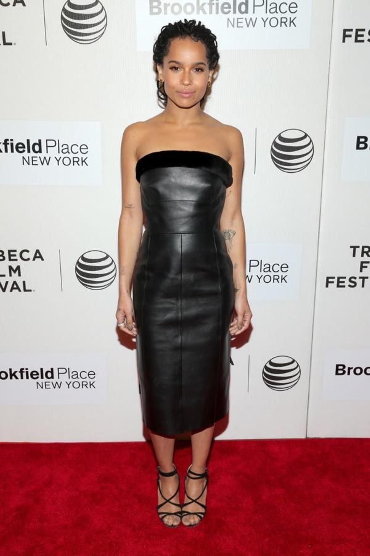 Zoë Kravitz para Balenciaga. Con escote palabra de honor.