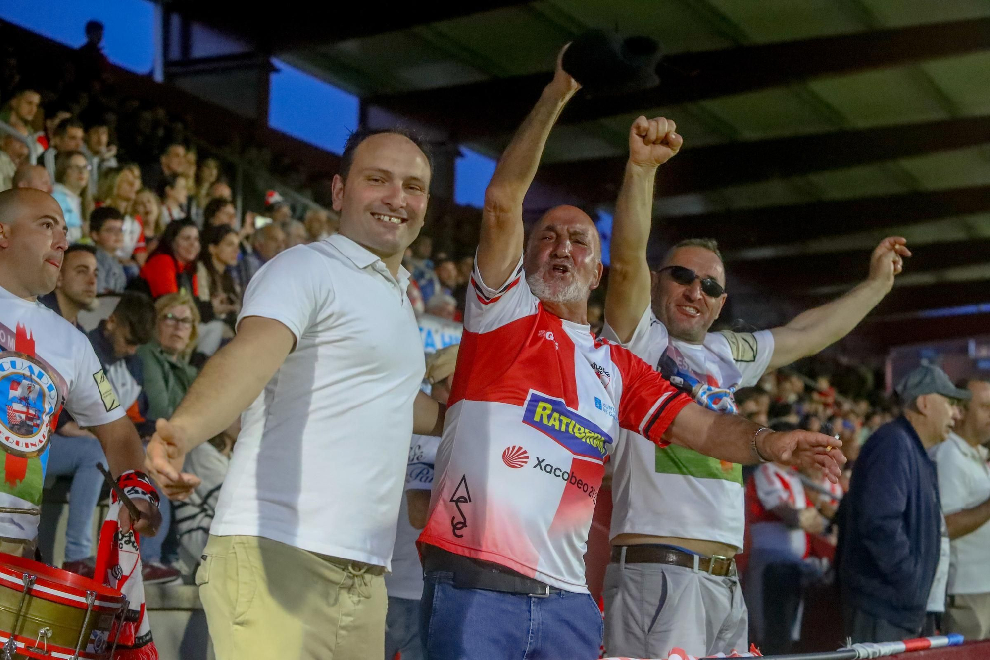 A Lomba vive una fiesta del fútbol con final feliz para el Arosa ante la UD Ourense (3-0)