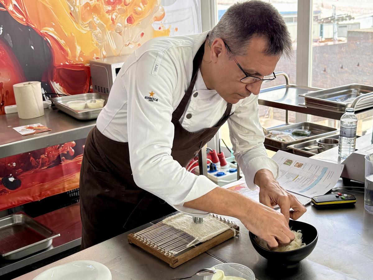 El xef Oriol Castro, del reconegut restaurant Disfrutar, guardonat amb tres estrelles Michelin, emplatant un plat inspirat amb la transhumància i la llana d'ovella a GastroPirineu, a Boí Taüll