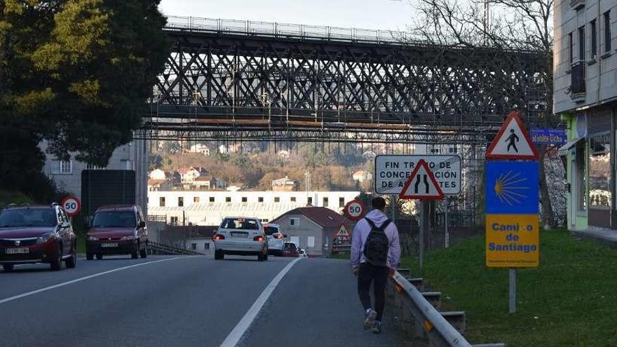 El viaducto de Pontevedra cubierto de andamios sobre la N-550, ayer, a su paso por Redondela. // FdV