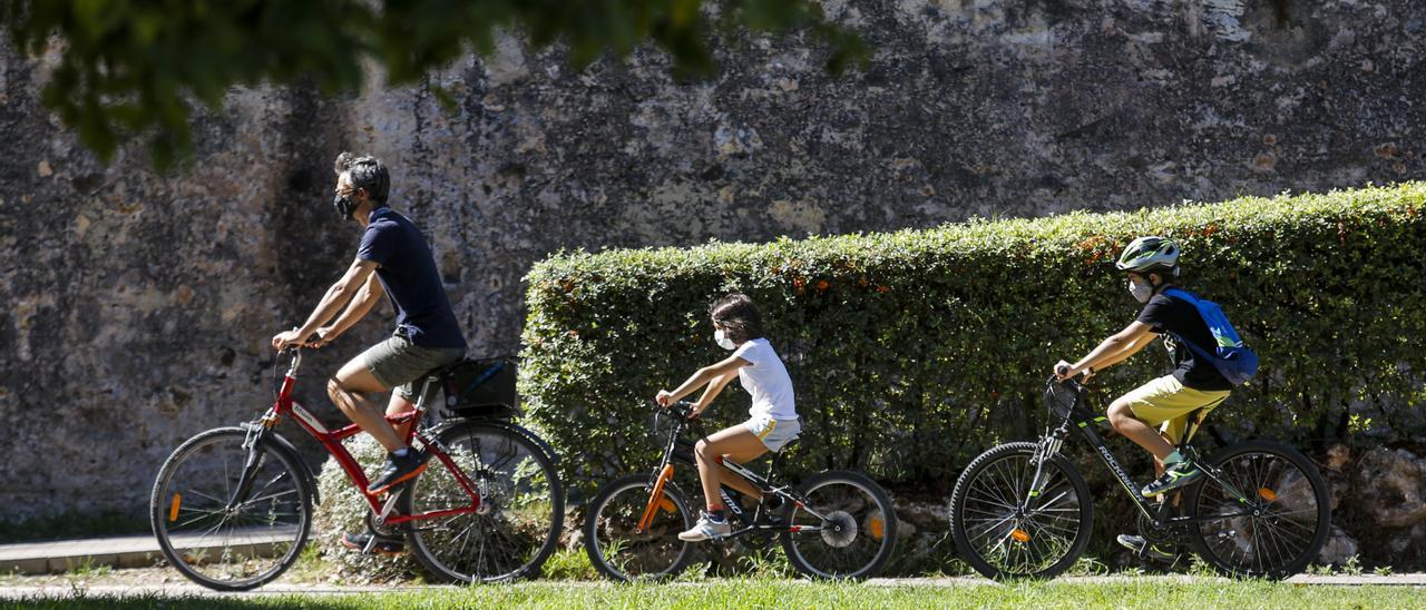 Una familia en bicicleta por el Jardín del Turia.