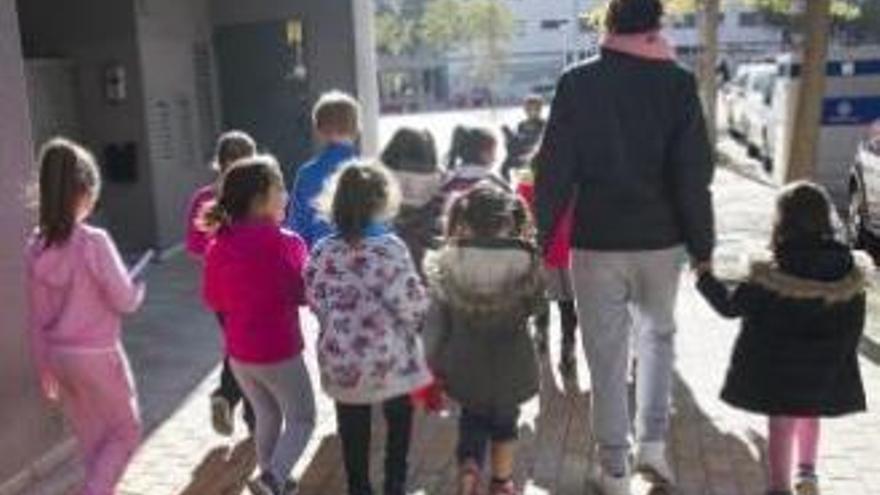 Un grupo de niños camino del colegio, en Castelló.