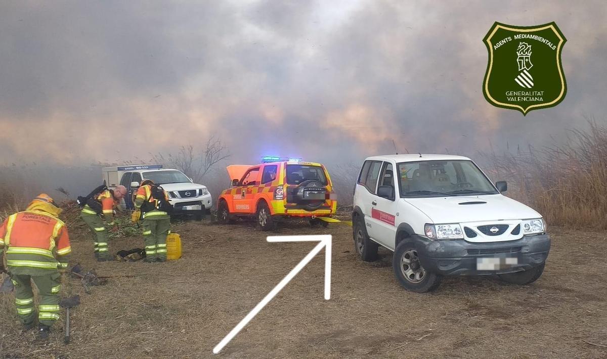 Un vehículo de extinción de incendios averiado en pleno operativo tiene que ser remolcado con otro que tiene casi 25 años.