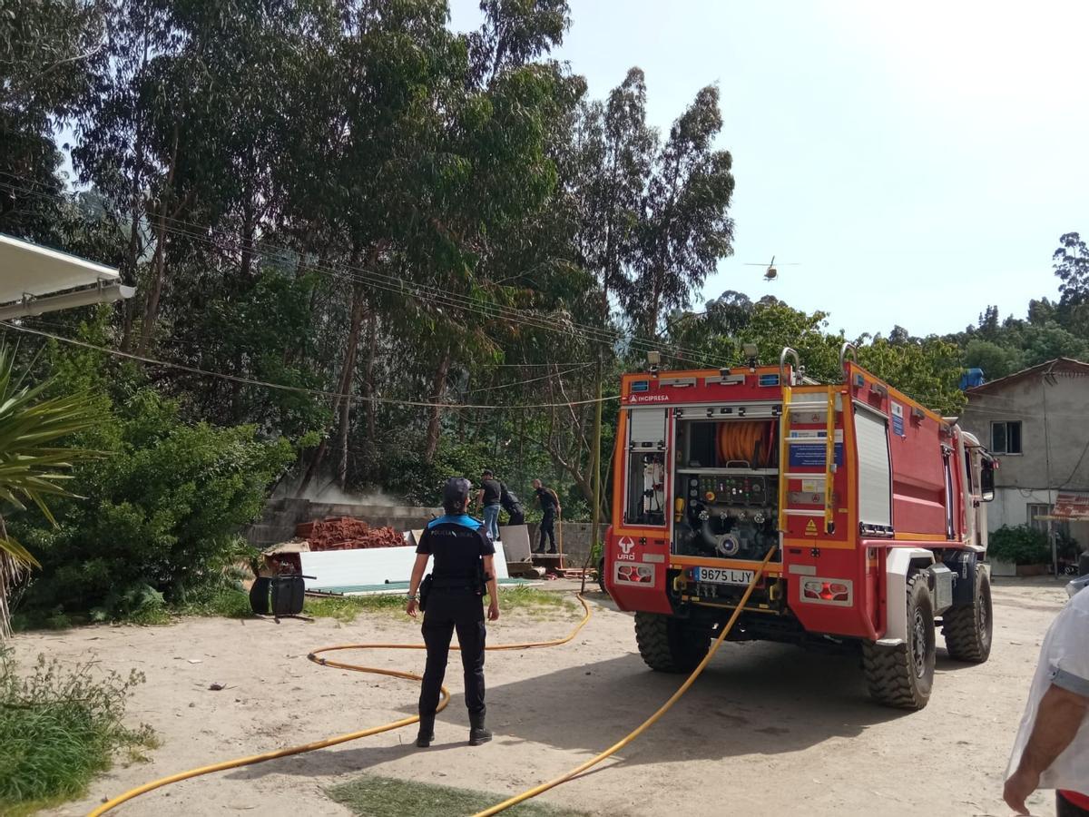 Incendio forestal cerca de las casas en O Vao de Arriba.