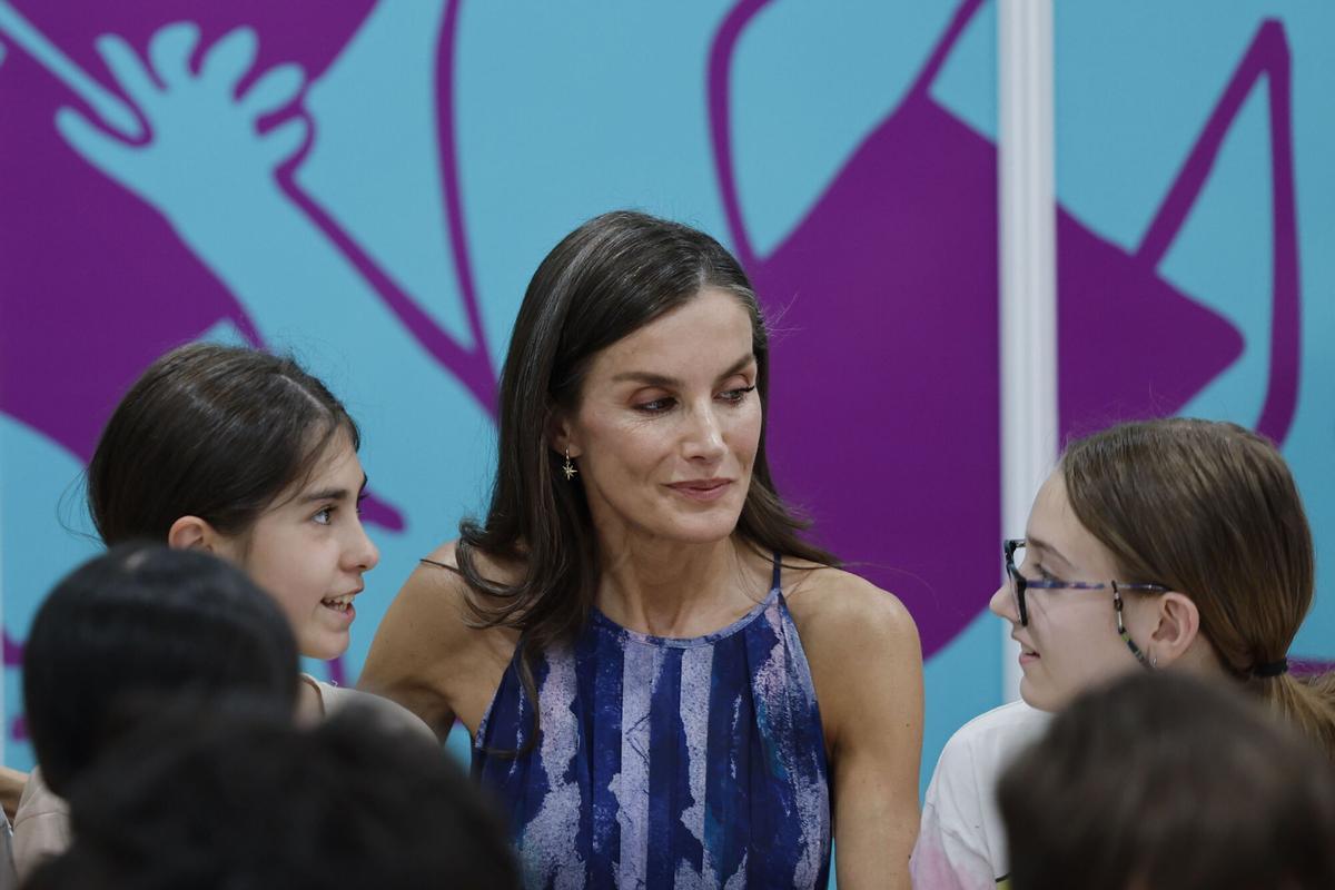 MADRID, 29/05/2026.- La reina Letizia conversa con un grupo de niños en el Pabellón Infantil durante inauguración de la 85 edición de la Feria del Libro de Madrid, que está dedicada al humor en la literatura y contará con 366 casetas de librerías, editoriales, distribuidoras e instituciones oficiales hasta el 14 de junio. EFE/Mariscal